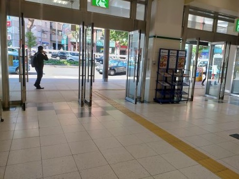 北側出口からでる
