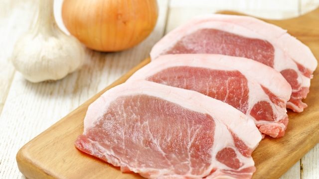 生の豚肉には細菌 ・寄生虫がいる可能性も。レンジ調理の生焼けにはご注意を
